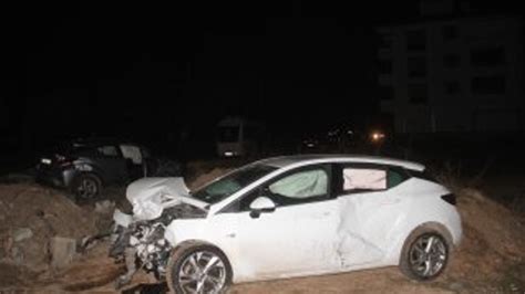E­l­a­z­ı­ğ­­d­a­ ­i­k­i­ ­a­r­a­c­ı­n­ ­ç­a­r­p­ı­ş­m­a­s­ı­ ­s­o­n­u­c­u­ ­4­ ­k­i­ş­i­ ­y­a­r­a­l­a­n­d­ı­